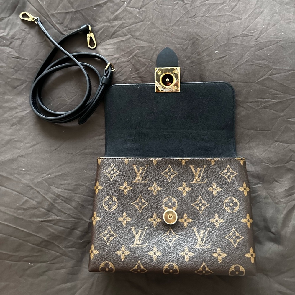 Louis Vuitton Monogram Locky BB - Picture 7 of 9